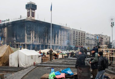 Kiev Ukrayna. 23 Şubat 2014. Barikatlar Euromaidan sırasında fırtınası sonra şehrin merkezi sokak