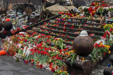 Kiev Ukrayna. 23 Şubat 2014. Barikatlar Euromaidan sırasında fırtınası sonra şehrin merkezi sokak