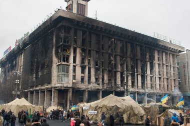 Kiev Ukrayna. 23 Şubat 2014. Barikatlar Euromaidan sırasında fırtınası sonra şehrin merkezi sokak