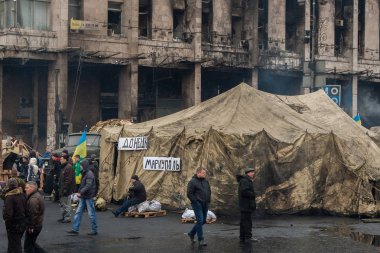 Kiev Ukrayna. 23 Şubat 2014. Barikatlar Euromaidan sırasında fırtınası sonra şehrin merkezi sokak