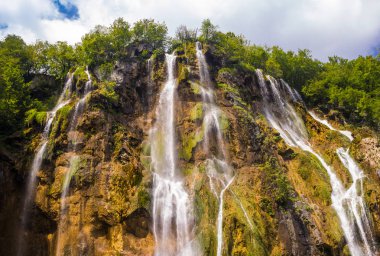 Plitvice Gölleri Milli Parkı'nda güzel şelale. Hırvatistan.