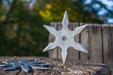 Shuriken (fırlatma yıldızı), geleneksel Japon Ninja soğuk silahı ahşap arka planda sıkışmış