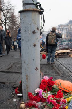 Kiev Ukrayna. 23 Şubat 2014. Euromaidan üzerine protesto sırasında şehrin sokaklarında otomobil yandı.