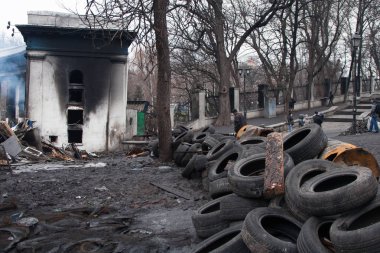 Kiev Ukrayna. 23 Şubat 2014. Euromaidan üzerine protesto sırasında şehrin sokaklarında otomobil yandı.