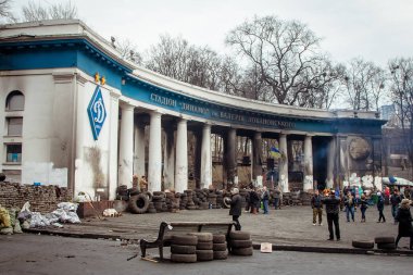 Kiev Ukrayna. 23 Şubat 2014. Euromaidan üzerine protesto sırasında şehrin sokaklarında otomobil yandı.