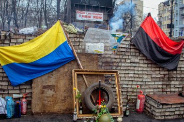 Kiev Ukrayna. 23 Şubat 2014. Euromaidan üzerine protesto sırasında şehrin sokaklarında otomobil yandı.