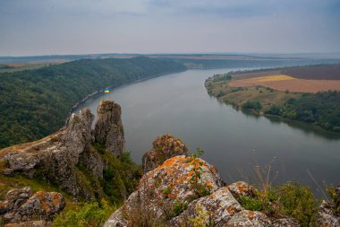 Tepeden manzara panorama görünümüne rezervuar üzerinde Dinyester Nehri, Ukrayna. 