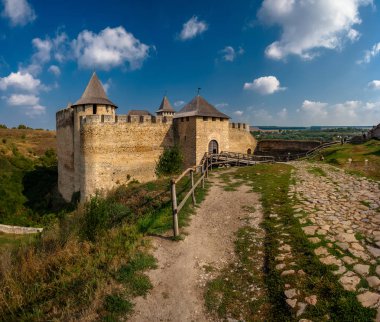 Güneşli bir günde Hotin Kalesi. Ukrayna