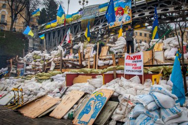Kiev. Ukrayna. 19 Aralık 2013. Barikatlar sırasında Euromaydan ile şehrin merkezi sokak.