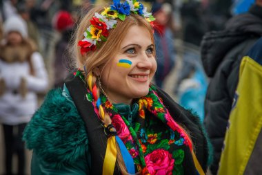 Kiev. Ukrayna. 19 Aralık 2013. İnsanlar Euromaydan sırasında barikatlar ile şehrin merkez sokağında.