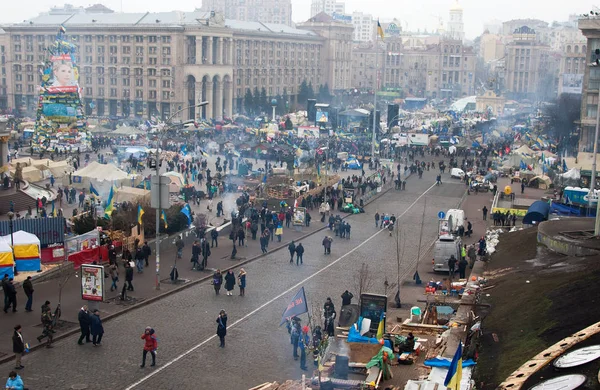 Kiev. Ukrayna. 19 Aralık 2013. Barikatlar sırasında Euromaydan ile şehrin merkezi sokak.
