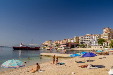 Arnavutluk. Saranda - 16 Temmuz 2018. Güneşli bir şehir beach.
