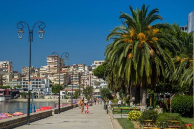 Arnavutluk. Saranda - 16 Temmuz 2018. Güneşli bir şehrin sokaklarında