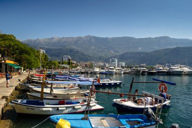 Karadağ Budva. 21 Temmuz 2018. Dolgu ve güneşli bir bağlantı noktası.