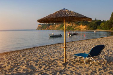 Deniz ve Yunanistan plajda şemsiye