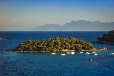 Arnavutluk'ta güzel plaj tatil için. İyonya Denizi