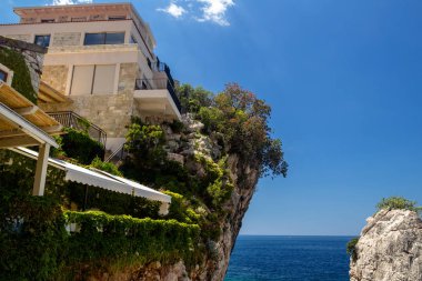 Karadağ. Güneşli bir şehrin sokaklarında.