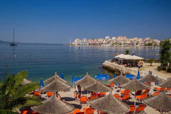 Arnavutluk. Saranda - 16 Temmuz 2018. Güneşli bir şehir beach.