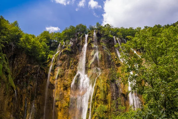 美丽的瀑布在普利特维切湖国家公园 克罗地亚 — 图库照片