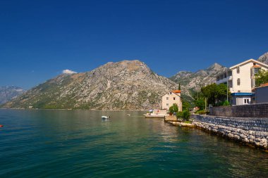 Güneşli Akdeniz manzara. Karadağ, Kotor Körfezi