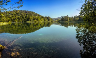 Plitvice Lakes Ulusal Parkı 'nın güzel manzarası. Hırvatistan.