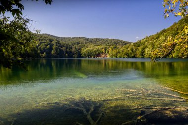 Plitvice Lakes Ulusal Parkı 'nın güzel manzarası. Hırvatistan.