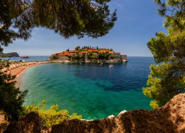 Budva 'daki Sveti Stefan adası güzel bir yaz günü, Karadağ.