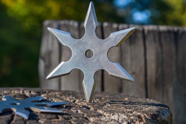 Shuriken (fırlatma yıldızı), geleneksel Japon Ninja soğuk silahı ahşap arka planda sıkışmış