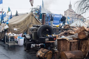 Kiev Ukrayna. 23 Şubat 2014. Barikatlar Euromaidan sırasında fırtınası sonra şehrin merkezi sokak
