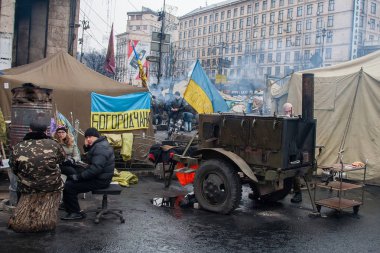 Kiev Ukrayna. 23 Şubat 2014. Barikatlar Euromaidan sırasında fırtınası sonra şehrin merkezi sokak