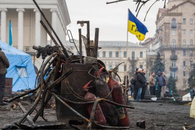 Kiev Ukrayna. 23 Şubat 2014. Barikatlar Euromaidan sırasında fırtınası sonra şehrin merkezi sokak