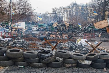 Kiev Ukrayna. 23 Şubat 2014. Barikatlar Euromaidan sırasında fırtınası sonra şehrin merkezi sokak