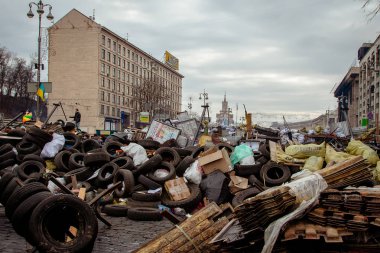 Kiev Ukrayna. 23 Şubat 2014. Barikatlar Euromaidan sırasında fırtınası sonra şehrin merkezi sokak