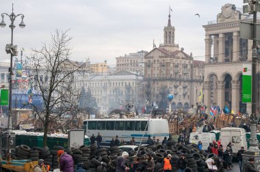 Kiev Ukrayna. 23 Şubat 2014. Barikatlar Euromaidan sırasında fırtınası sonra şehrin merkezi sokak