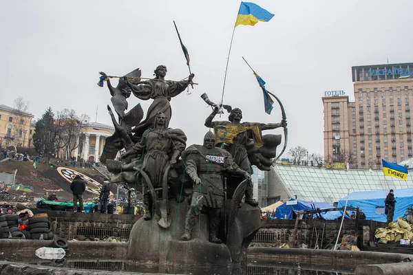 Kiev Ukrayna. 23 Şubat 2014. Barikatlar Euromaidan sırasında fırtınası sonra şehrin merkezi sokak