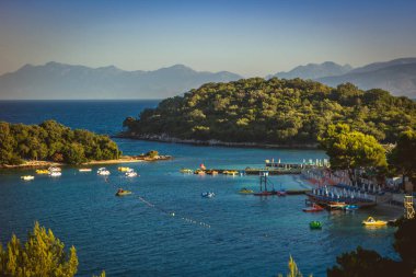 Arnavutluk'ta güzel plaj tatil için. İyonya Denizi