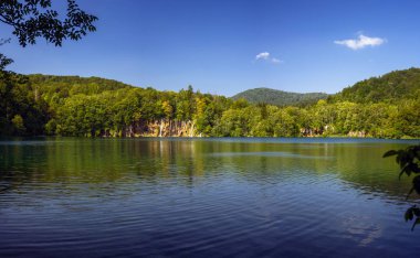 Plitvice Lakes Ulusal Parkı 'nın güzel manzarası. Hırvatistan.