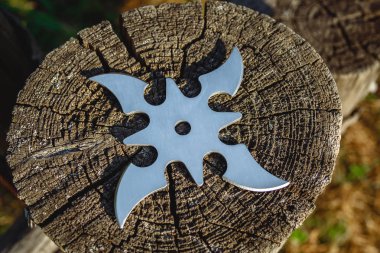 Shuriken (fırlatma yıldızı), geleneksel Japon Ninja soğuk silahı ahşap arka planda sıkışmış