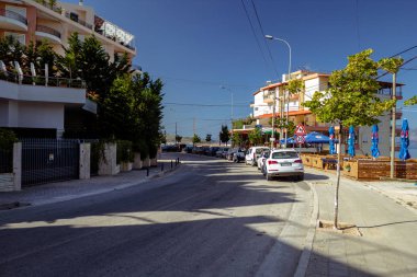 Arnavutluk. Saranda - 16 Temmuz 2018. Güneşli bir şehrin sokaklarında