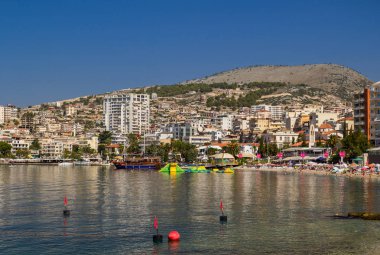 Arnavutluk. Saranda - 16 Temmuz 2018. Güneşli bir şehir beach.