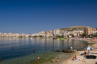 Arnavutluk. Saranda - 16 Temmuz 2018. Turistler İyon Denizi sahilinde dinleniyor.