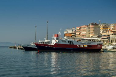 Arnavutluk. Saranda - 16 Temmuz 2018. Güneşli bir şehir bağlantı noktası