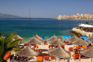 Arnavutluk. Saranda - 16 Temmuz 2018. Güneşli bir şehir beach.