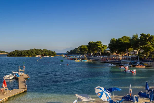Albania Ksamil Julio 2018 Turistas Descansan Playa Del Mar Jónico —  Fotos de Stock