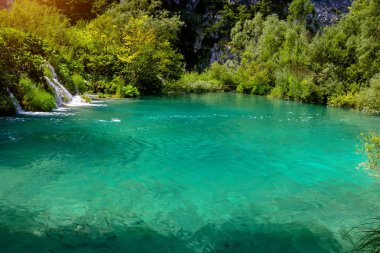 Plitvice Lakes Ulusal Parkı 'nın güzel manzarası. Hırvatistan.