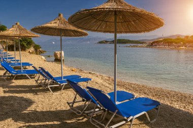 Arnavutluk'ta bir tatil için şemsiye ile güzel bir plaj. İyonya Denizi