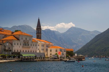Güneşli Akdeniz manzara. Karadağ, Kotor Körfezi. 