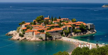 Budva 'daki Sveti Stefan adası güzel bir yaz günü, Karadağ