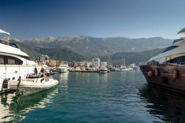 Karadağ Budva. 21 Temmuz 2018. Dolgu ve güneşli bir bağlantı noktası