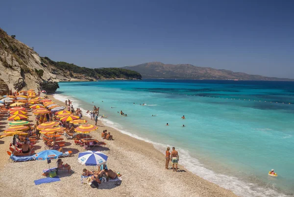 アルバニア Ksamil 2018 観光客は イオニア海のビーチで休んでいます — ストック写真